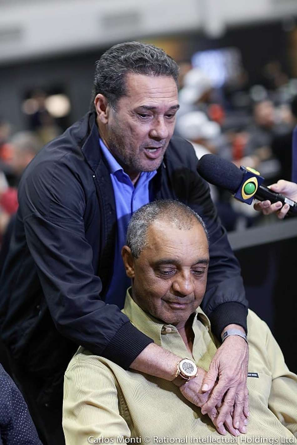 Figurinha carimbada nos torneios de pôquer, o técnico Vanderlei Luxemburgo marcou presença no Desafio dos Boleiros na última etapa do BSOP, o Circuito Brasileiro de Pôquer, em São Paulo. Na foto, Luxa abraça o ex-meia Basílio, autor do gol do título paulista de 1977 que encerrou o jejum de 23 anos sem título do Corinthians.