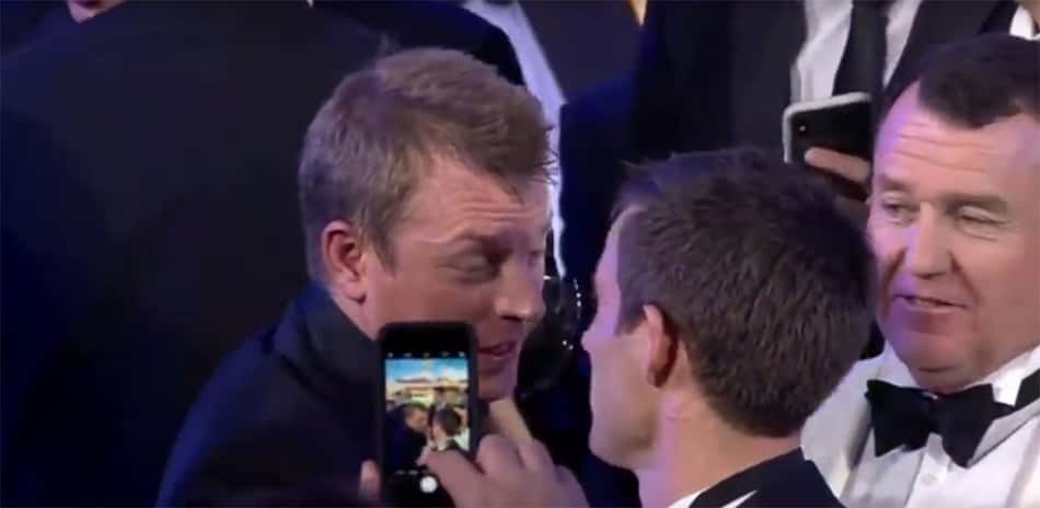 VÍDEO: Raikkonen "chapado" durante a noite de gala de premiação da FIA