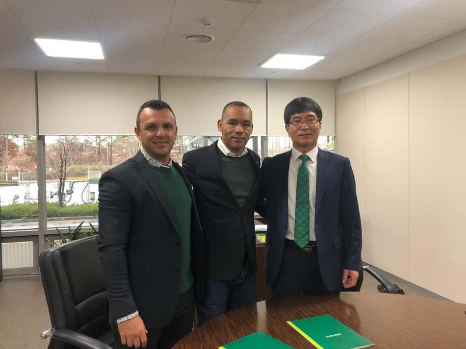 Jose Morais, ao lado do empresário Pierre Fernandes e o presidente Baik, Seung Kwon