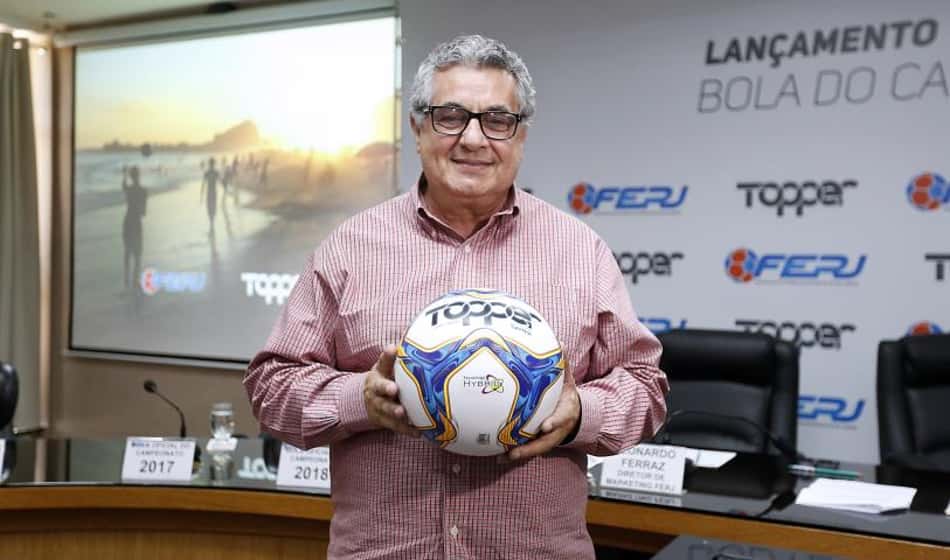 Em cerimônia realizada na sede da FERJ, no início da tarde desta quarta-feira, a Federação de Futebol do Estado do Rio de Janeiro e a Topper apresentaram a Bola Samba Pró Velocity para a disputa do Campeonato Carioca de 2019. O design da bola traz como inspiração a brasilidade de jogar futebol, ritmo do samba, cores quentes e também ícones de pontos turísticos do Rio de Janeiro.<br>