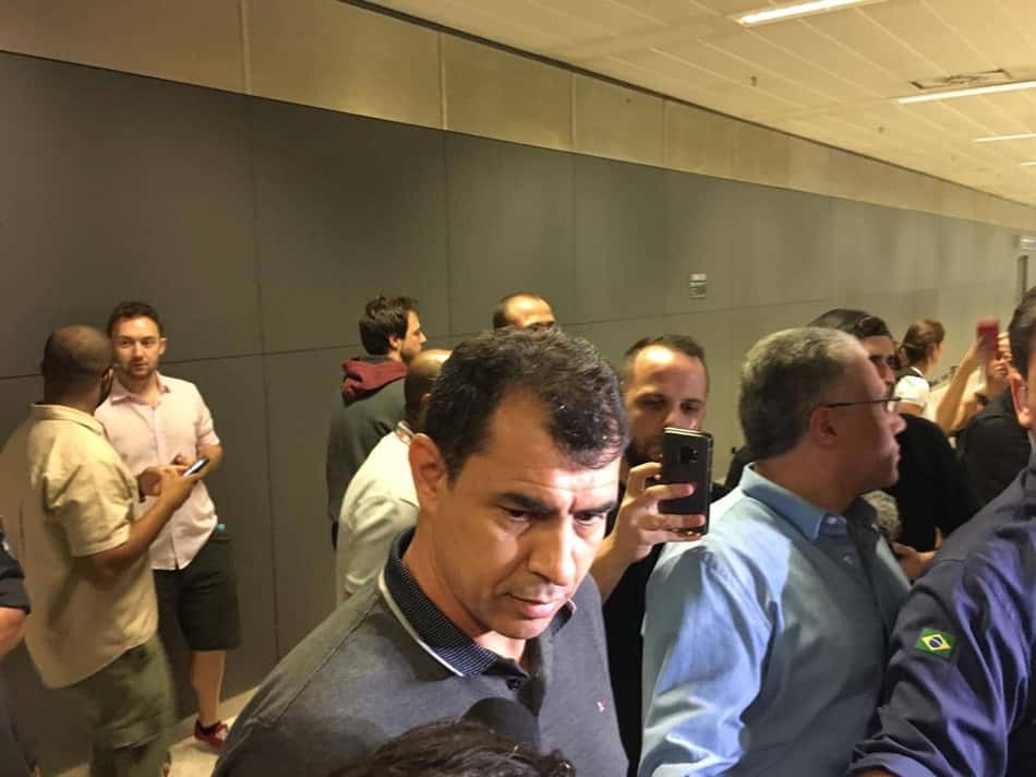 Carille conversa com a imprensa no aeroporto 