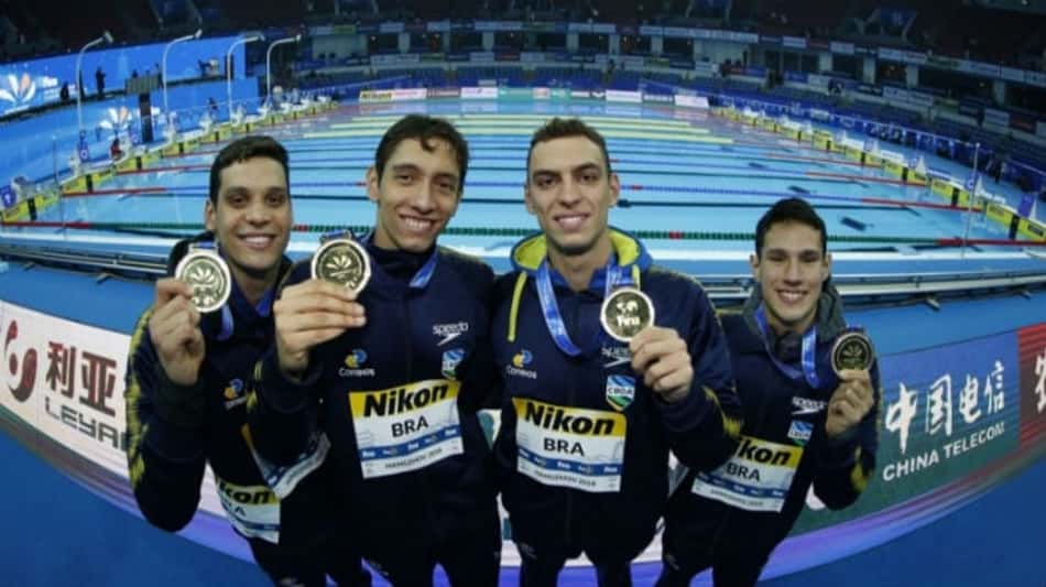 Equipe brasileira do revezamento 4 x 200 m comemora o ouro no Mundial de piscina curta da China (Crédito: Satiro Sodré/CBDA)