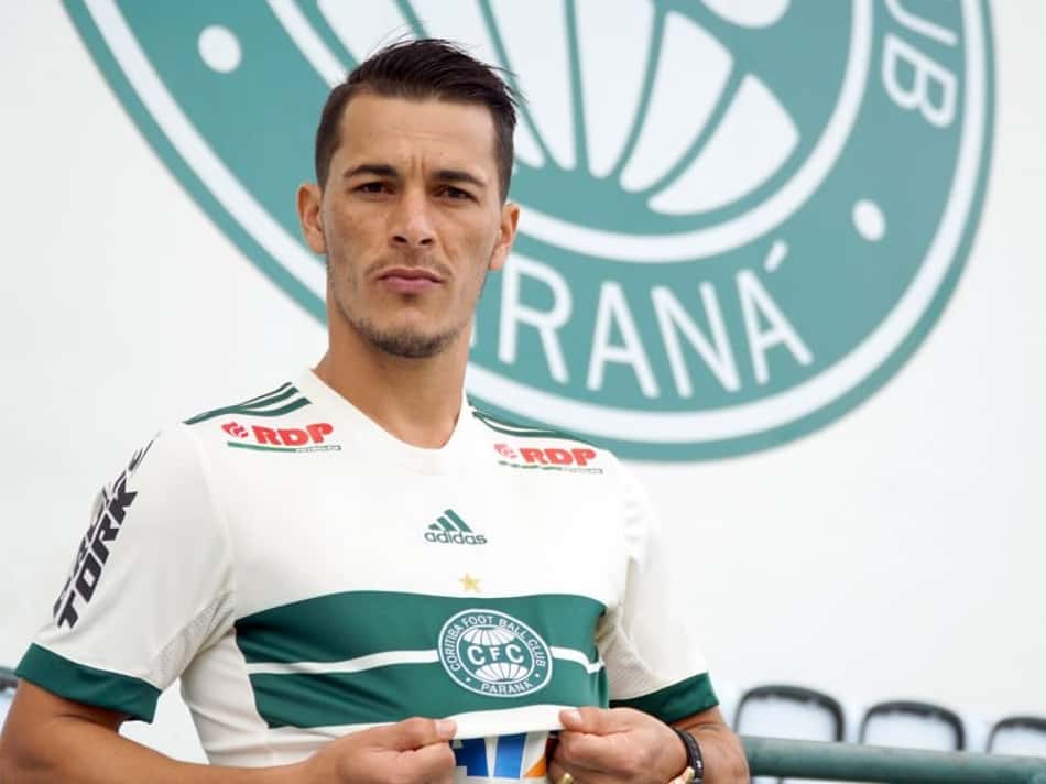 Atacante do Coritiba se aproxima de acerto com o América-MG; meia pode voltar ao Coxa
