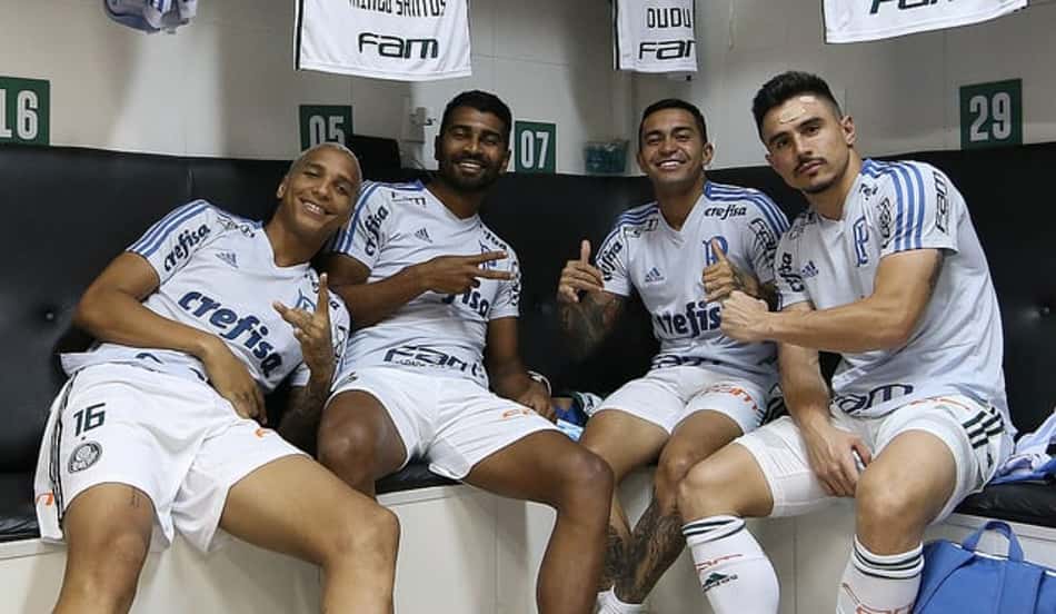 Willian promete apoiar os colegas enquanto não tiver condições de jogar, no primeiro semestre de 2019