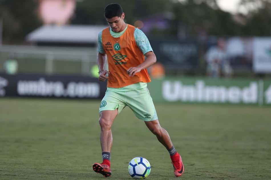 Chapecoense anuncia renovação com o lateral-esquerdo Vinicius Freitas