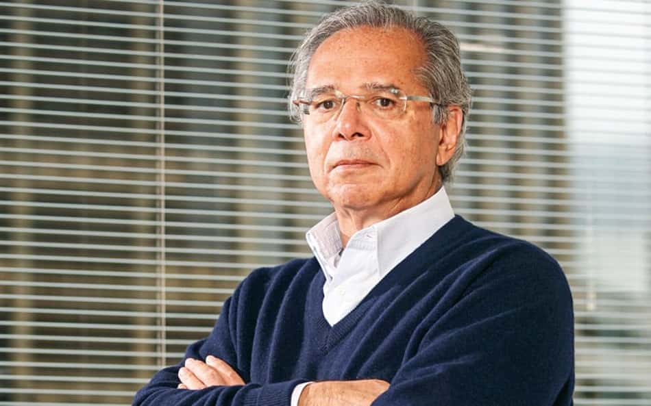 Paulo Guedes não descarta cortar verba da Caixa para futebol
