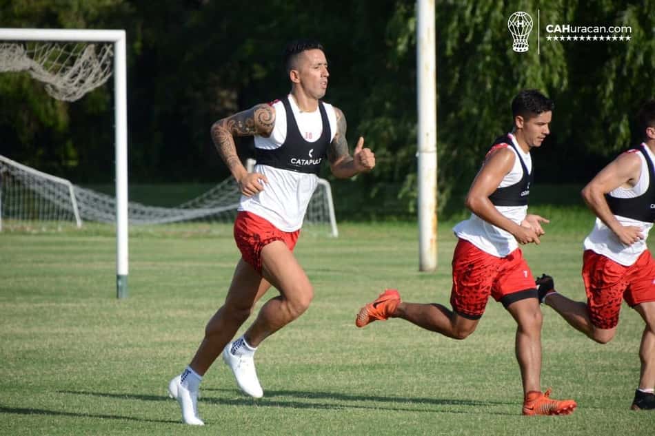 Lucas Barrios é apresentado pelo Huracán e celebra o retorno ao clube
