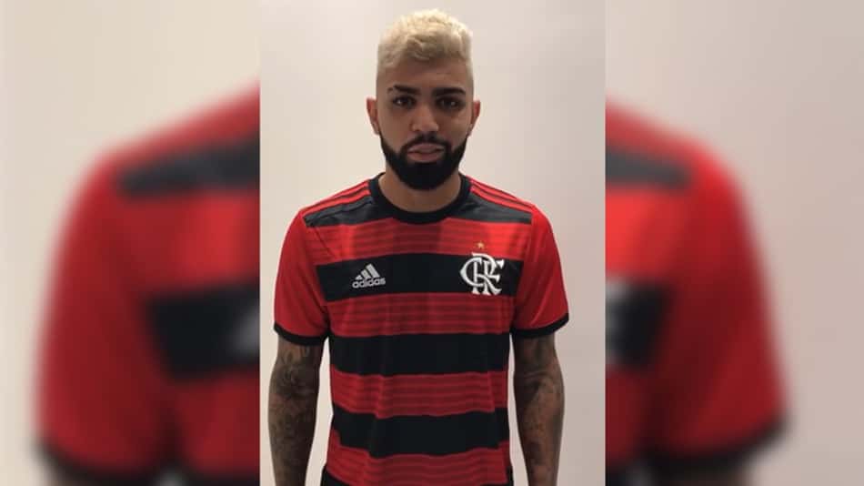 Em vídeo, Gabigol veste camisa do Fla e manda recado para torcida