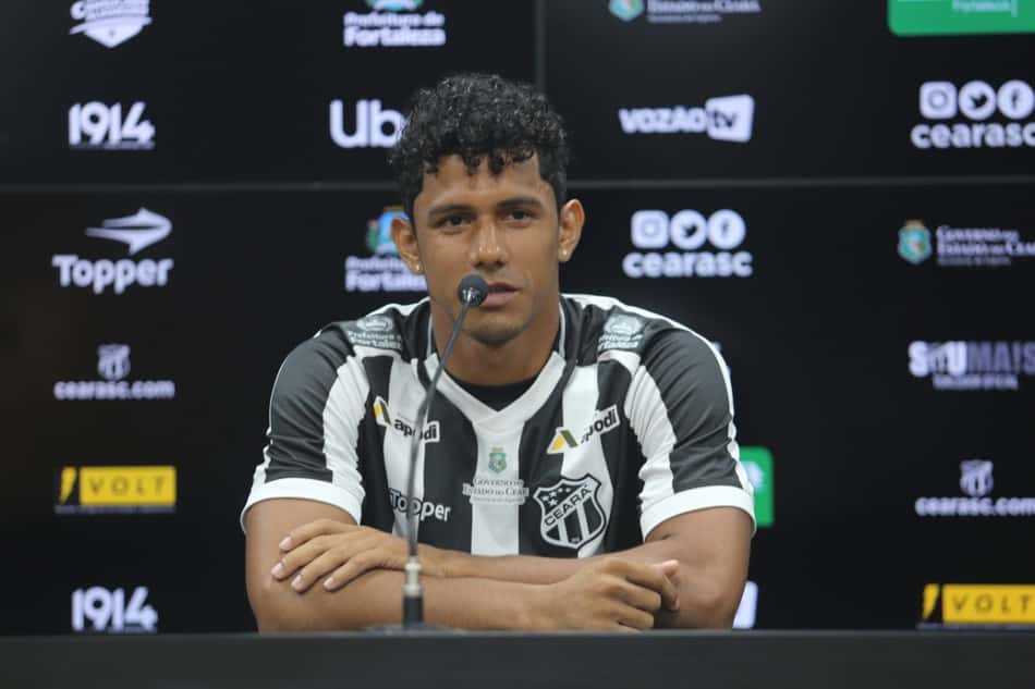 Jogador do Ceará mostra rosto marcado por travas de chuteira de adversário; veja a foto