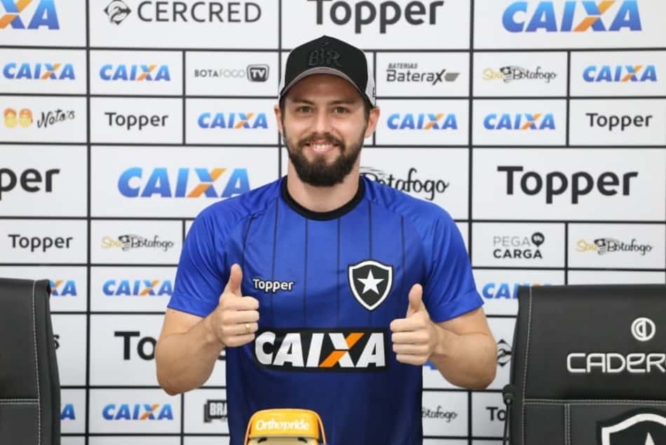 João Paulo comemora renovação com o Bota: 'Quero fazer minha história'