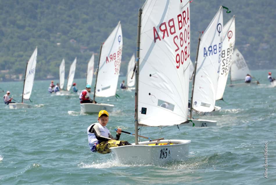 Erik Scheidt, filho do supercampeão Robert Scheidt, lidera a flotilha em Ilhabela 