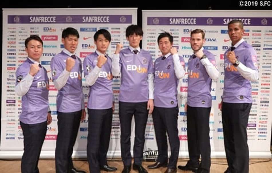 Douglas Vieira apresentado no Sanfrecce Hiroshima