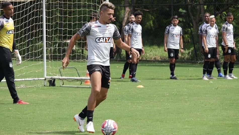 Ponte Preta acerta com atacante destaque do CSA no acesso à elite