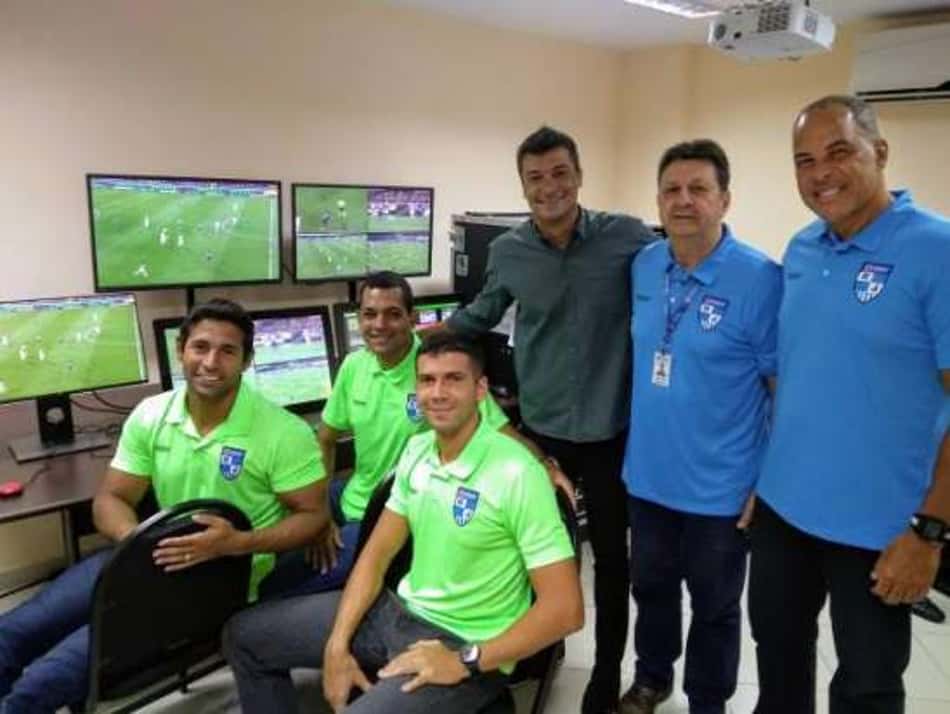 Os árbitros e instrutores da FERJ recebem o ex-árbitro Sandro Meira Ricci na inauguração do simulador do VAR