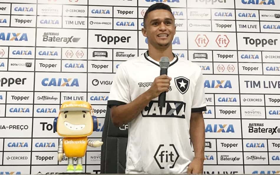 Erik é apresentado no Botafogo e destaca identificação com o clube