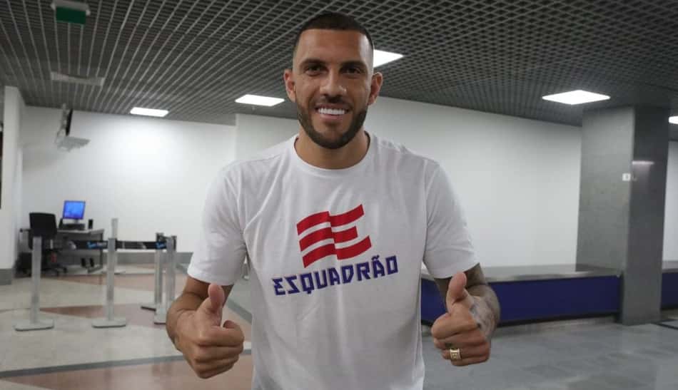 Fernandão volta ao Bahia e é recebido com festa no aeroporto