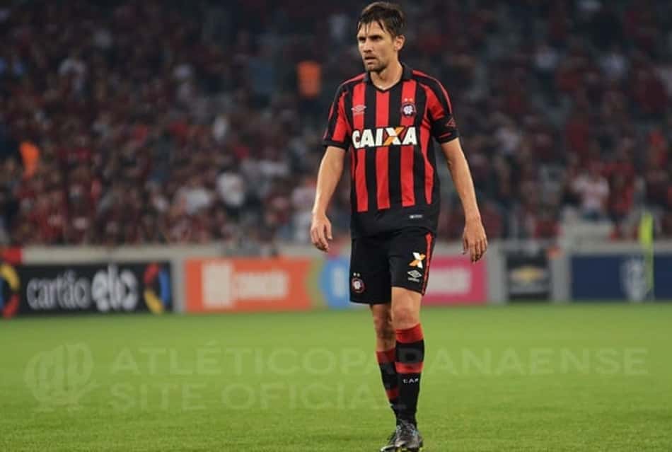 Paulo André renova com Athletico Paranaense por mais seis meses