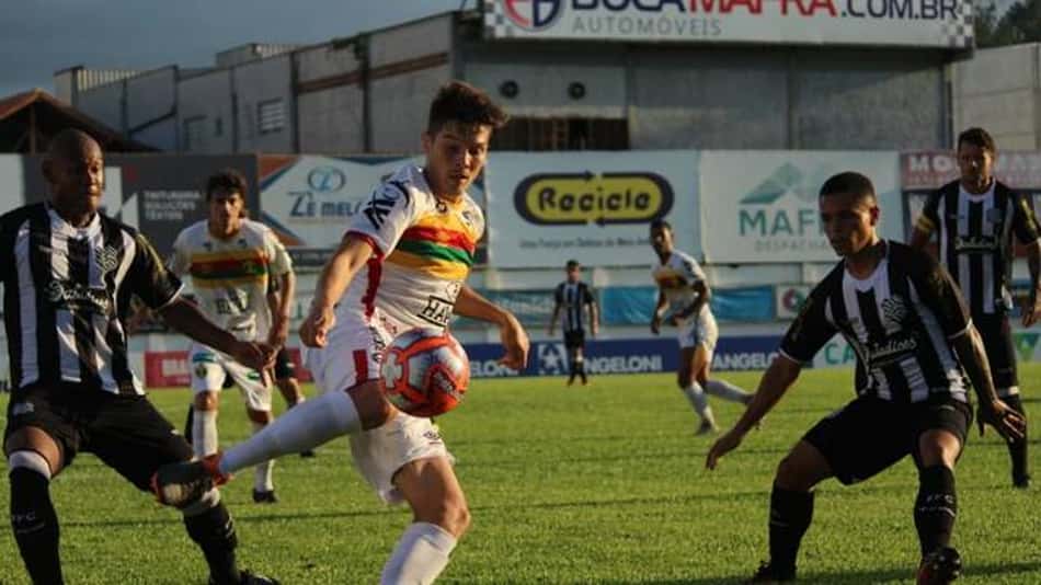 Figueirense bate Brusque e permanece invicto no Estadual
