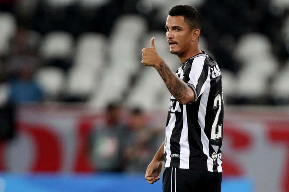 Alessandro fala em 'sonho' e confirma saída do Botafogo: 'Esperava mais oportunidades'