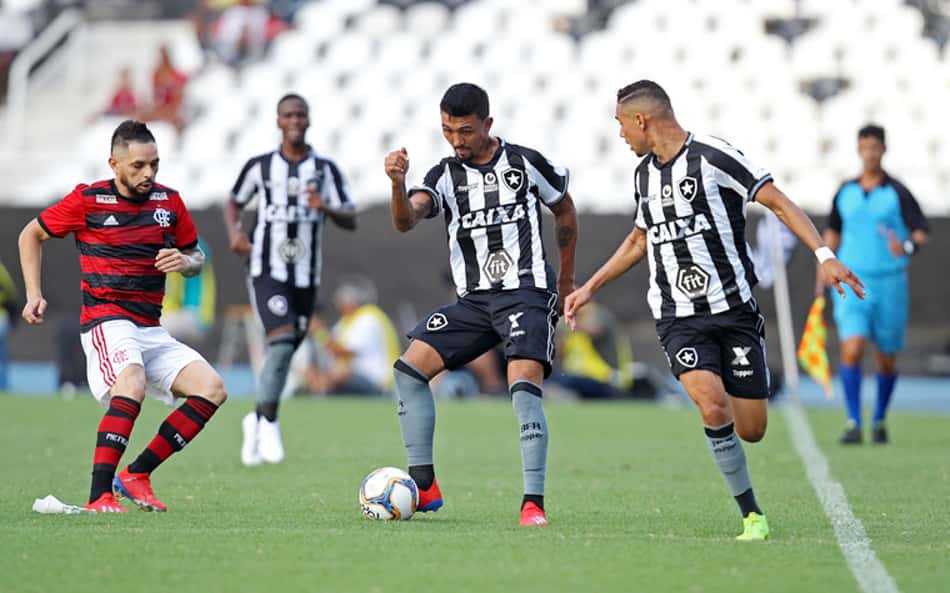 A avaliação do Botafogo no clássico pode ser feita em duas partes: primeiro e segundo tempo. O início, inclusive, animador. A equipe de Zé Ricardo conseguiu neutralizar os pontos fortes do rival e largou na frente do placar, com João Paulo, com um leve desvio na bola após chute de Jean de fora da área. A segunda etapa merece um alerta ao futuro. O Glorioso não conseguiu acompanhar o ritmo do Flamengo e permitiu a virada, com dois gols de Bruno Henrique. Confira, a seguir, as notas do LANCE! (Por Felippe Rocha - felipperocha@lancenet.com.br)