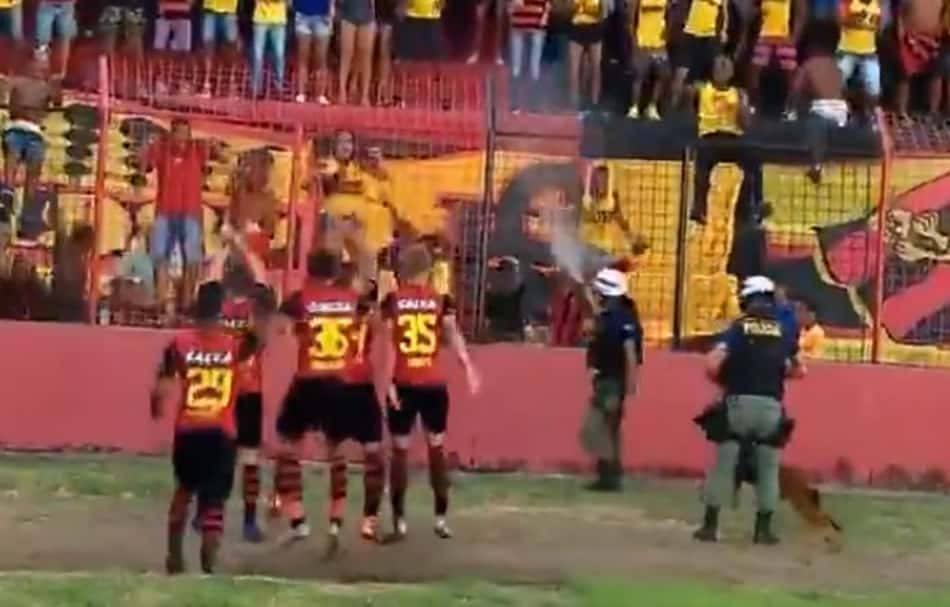 Policial usa spray contra torcida do Sport