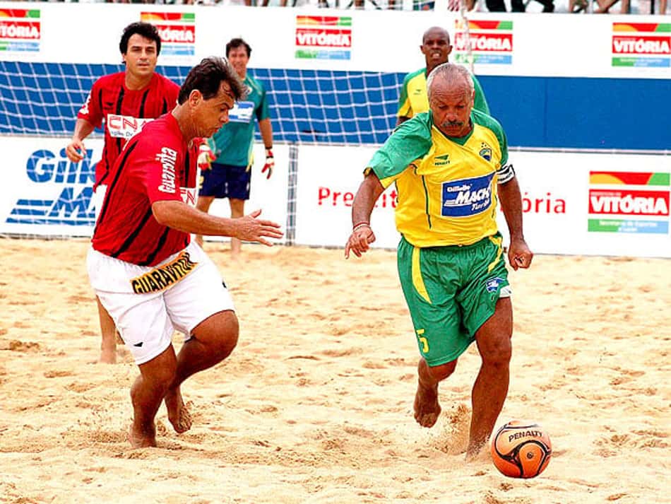 Um dos maiores laterais da história do futebol brasileiro, Junior é considerado o padrinho do Beach Soccer. O ex-jogador do Flamengo foi um dos responsáveis pela profissionalização do esporte no Brasil e jogou nas praias pela Seleção entre 1993 e 2001