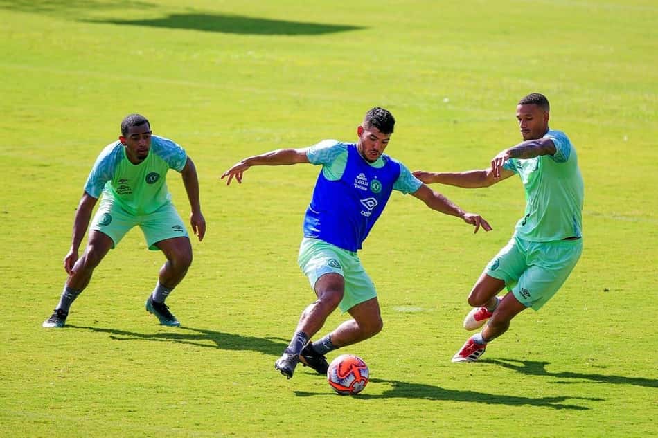 Atacante Bruno Silva assume nervosismo em primeira entrevista coletiva da carreira