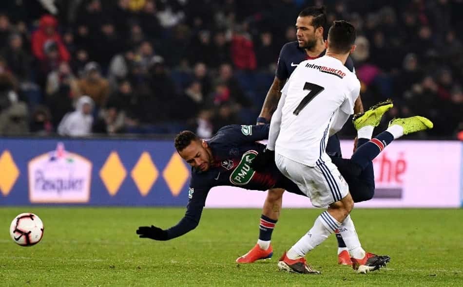 Árbitro francês que teve polêmica com Neymar morre durante treino
