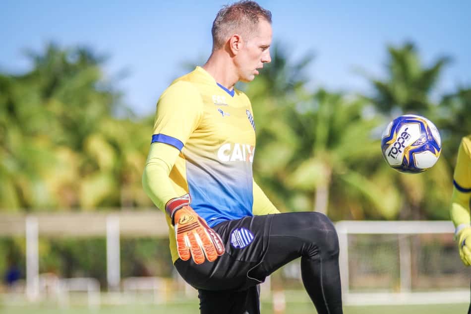 Goleiro do CSA comemora melhoria de desempenho da equipe