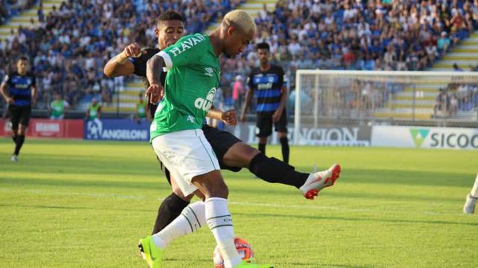 Chapecoense sai atrás, mas arranca empate do Tubarão pelo Estadual
