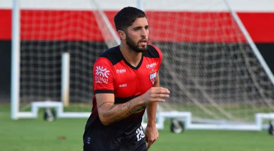 Volante Jatobá celebra estreia pelo Atlético-GO: 'Noite inesquecível'