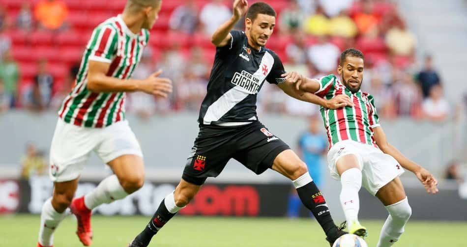 Fluminense teve o domínio da posse de bola, foi para cima do Vasco na segunda etapa, mas não conseguiu furar o bloqueio vascaíno e deixa o Mané Garrincha com uma derrota. Com 10 pontos, 5 atrás do Cruz-Maltino, o Tricolor não tem mais chance de assumir a liderança do Grupo B. Veja as notas a seguir por Carlos Bandeira de Mello (carlosandrade@lancenet.com.br)