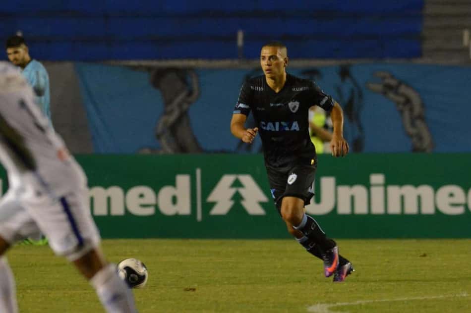 Zagueiro celebra início do Londrina: 'Vamos em busca de coisas melhores'