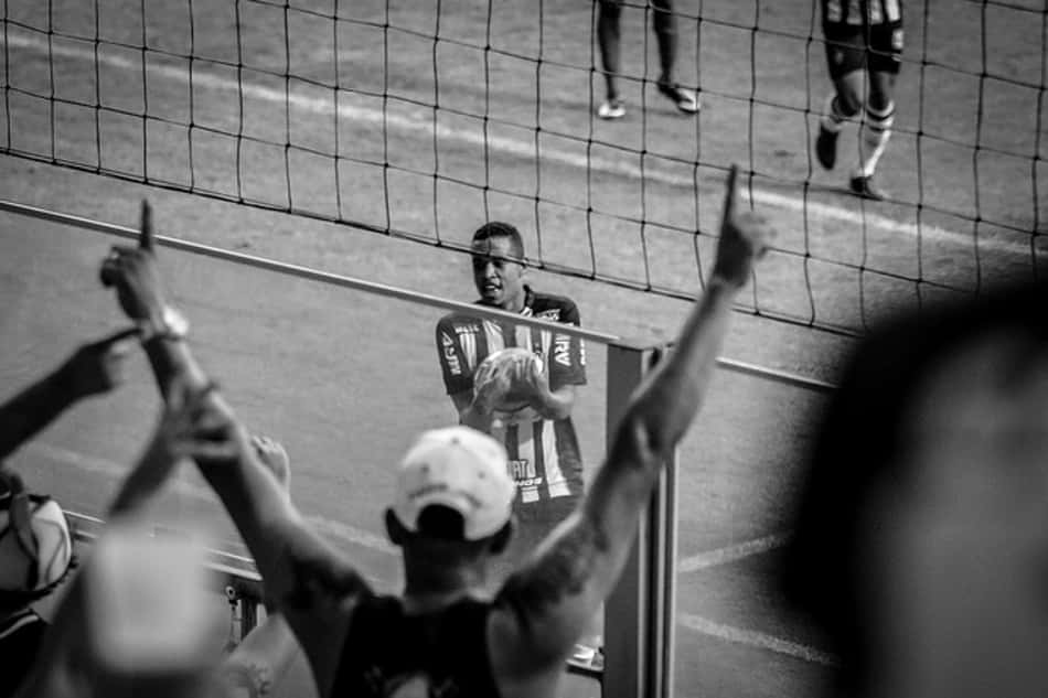 Alerrandro comemorou o primeiro gol como profissional homenageando a filha Emanuelly