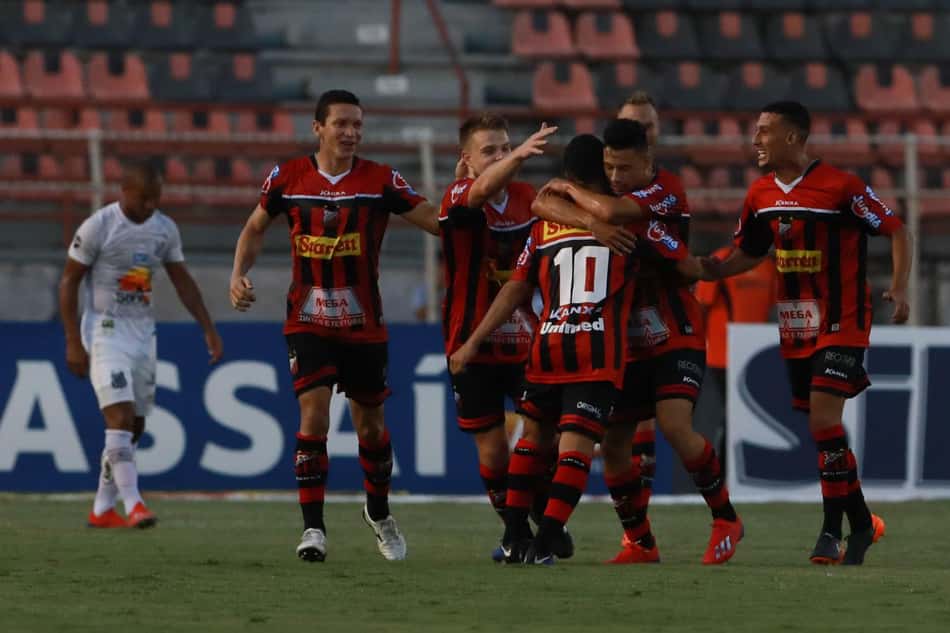 Para apagar má atuação, Santos tem adversário indigesto pela frente