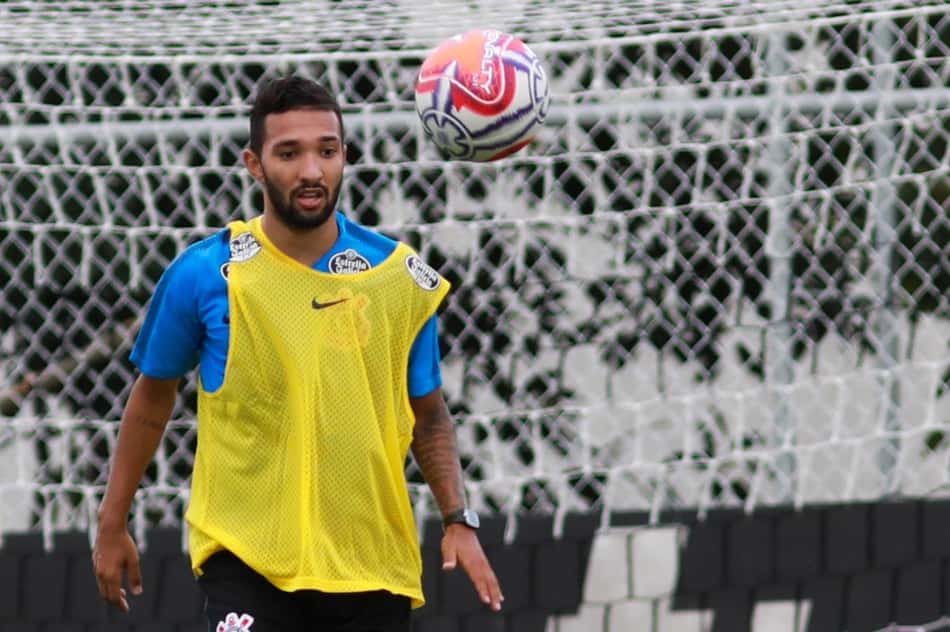Clayson diz que Carille 'travou' sua saída e quer evoluir no Corinthians
