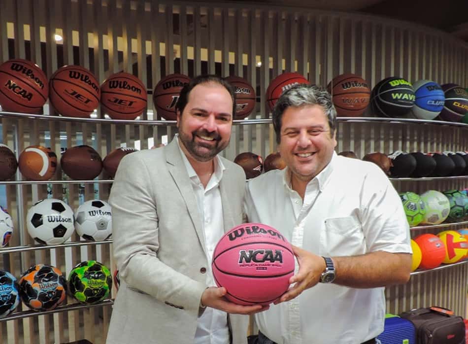 Os presidentes da LBF e Wilson, Ricardo Molina e Andres Alzugaray, comemoram mais uma temporada da parceria (Divulgação)