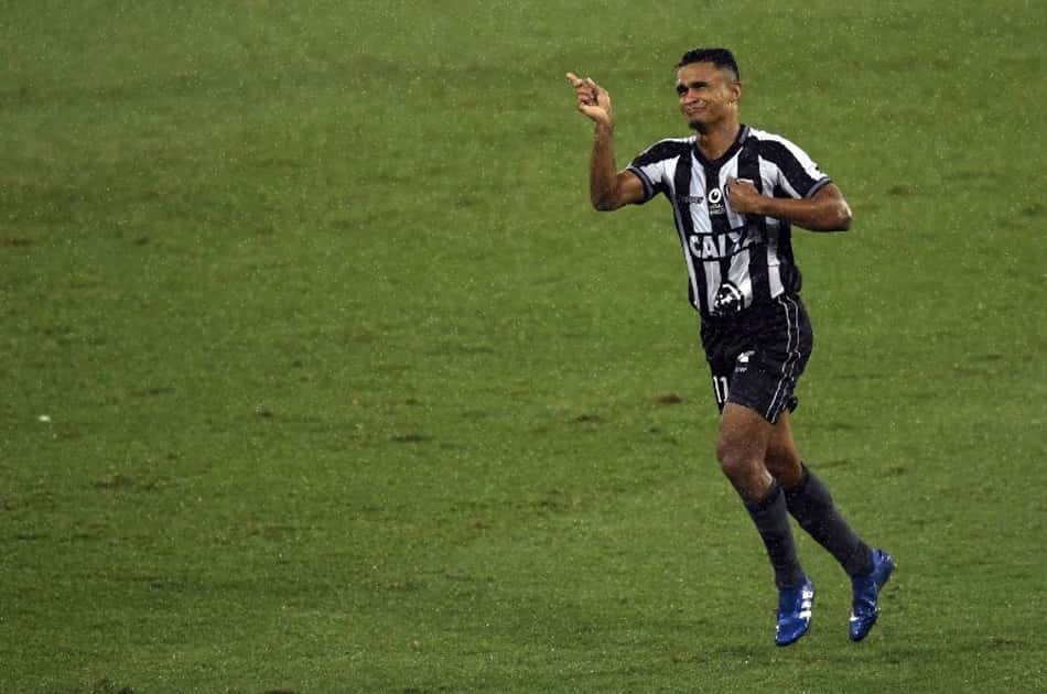 O Botafogo contou com a estrela de Erik para vencer o Defesa Y Justicia na noite desta quarta-feira, no Nilton Santos. Quando o jogo se encaminhava para o empate sem gols, o atacante tirou um chutaço da cartola para dar a vitória ao Glorioso: 1 a 0. Veja, na sequência, as notas com destaque para os melhores e os piores (Por David Nascimento - davidnascimento@lancenet.com.br)<br>