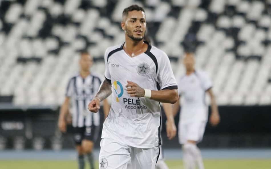 Alvo do Botafogo, Maxwell encaminha acerto com clube sueco