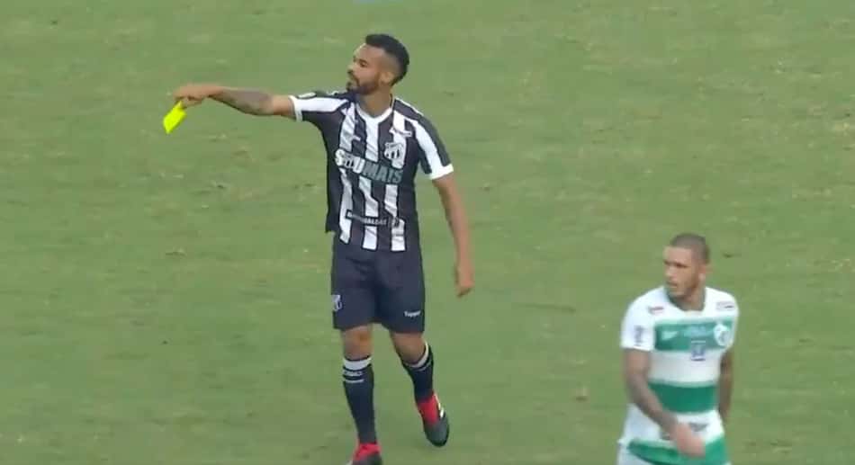 Em Ceará x Altos, árbitro perde os cartões durante a partida