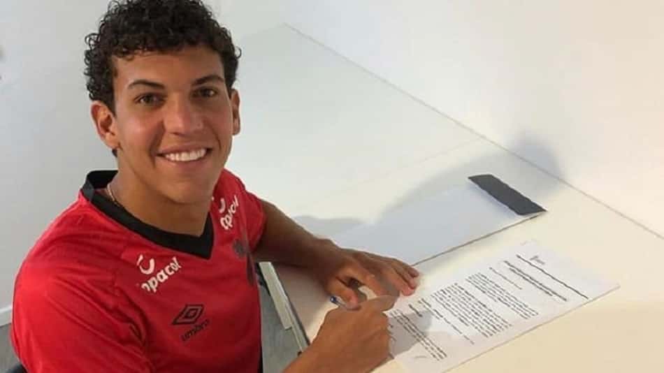 Atacante Bruno Leite anuncia renovação com o Athletico-PR