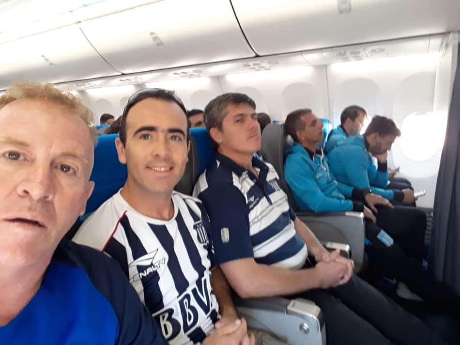 Torcedores do Talleres chegam a São Paulo em mesmo voo que delegação do Racing