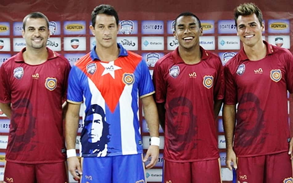 Relembre camisas com homenagens usadas por clubes de futebol