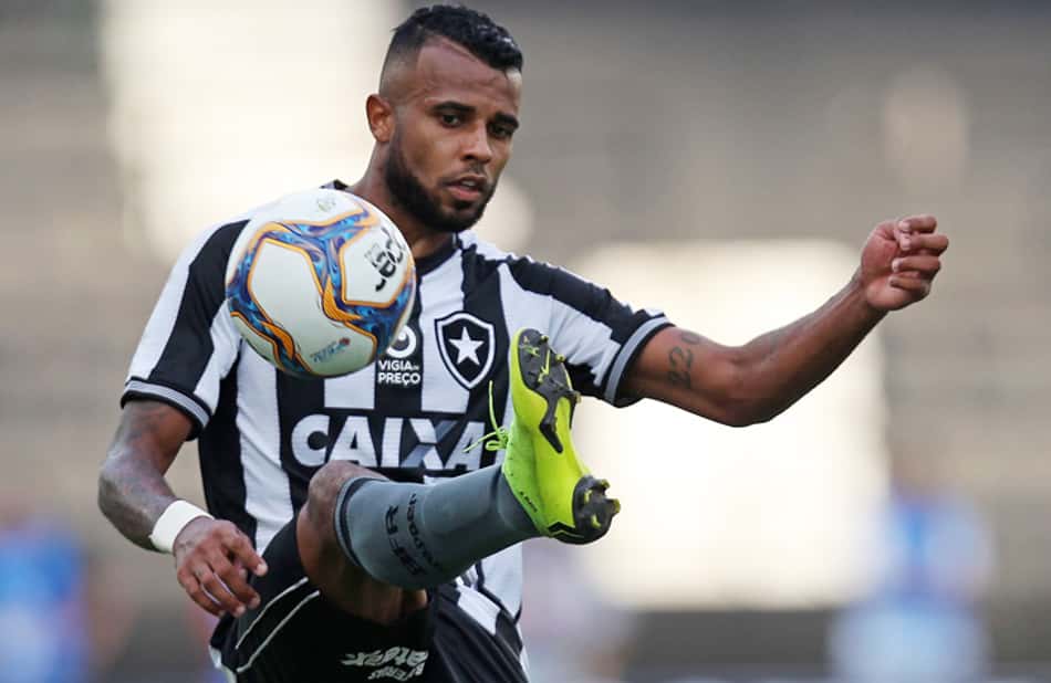 Setor concorrido: Alex Santana vira desfalque e agita a disputa no meio