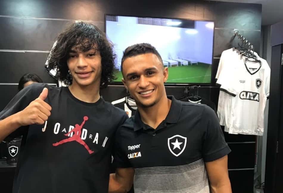 Erik participa de sessão de fotos e encontra joia da base do Botafogo