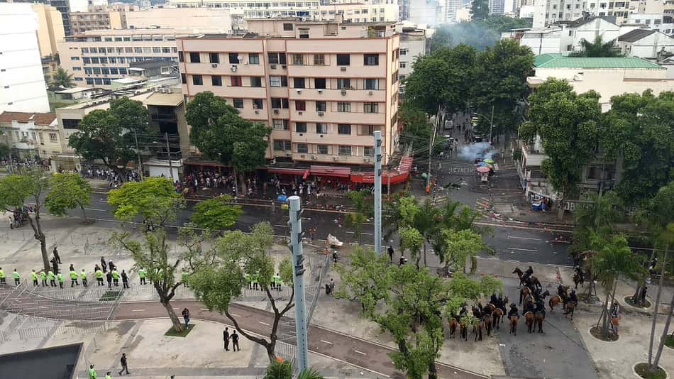 Polícia e torcida do Vasco entram em confronto no entorno do Maracanã