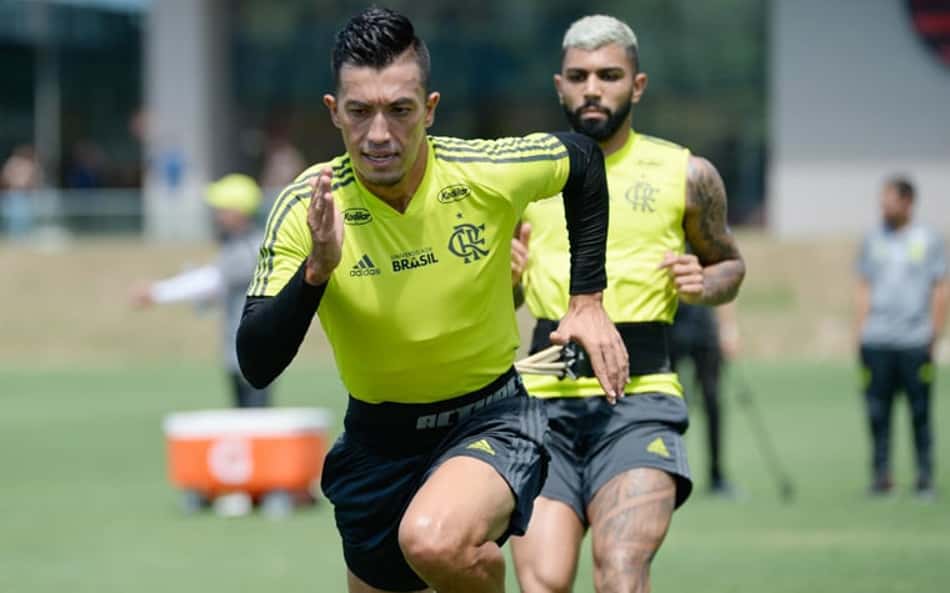 Bruno Henrique e Uribe não treinam com o grupo e seguem como dúvidas