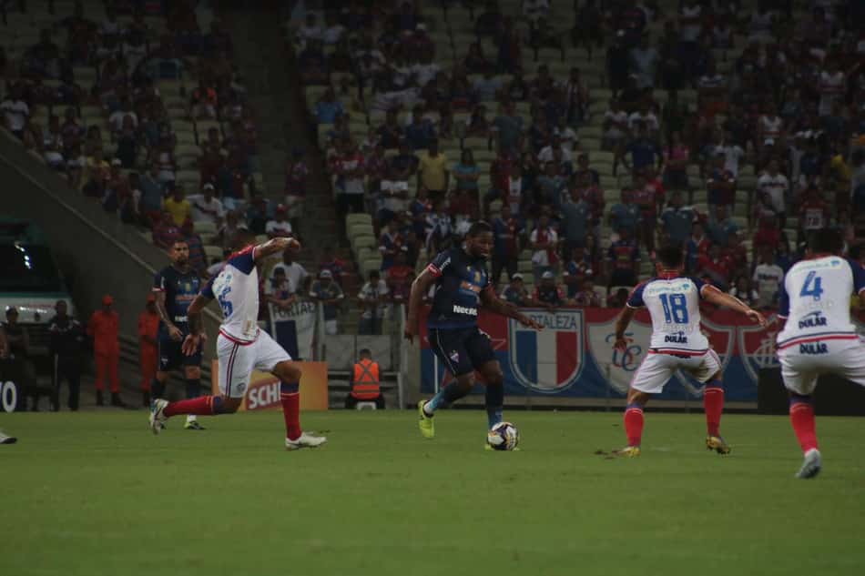 Em jogo de quatro gols, Fortaleza e Bahia empatam no Castelão