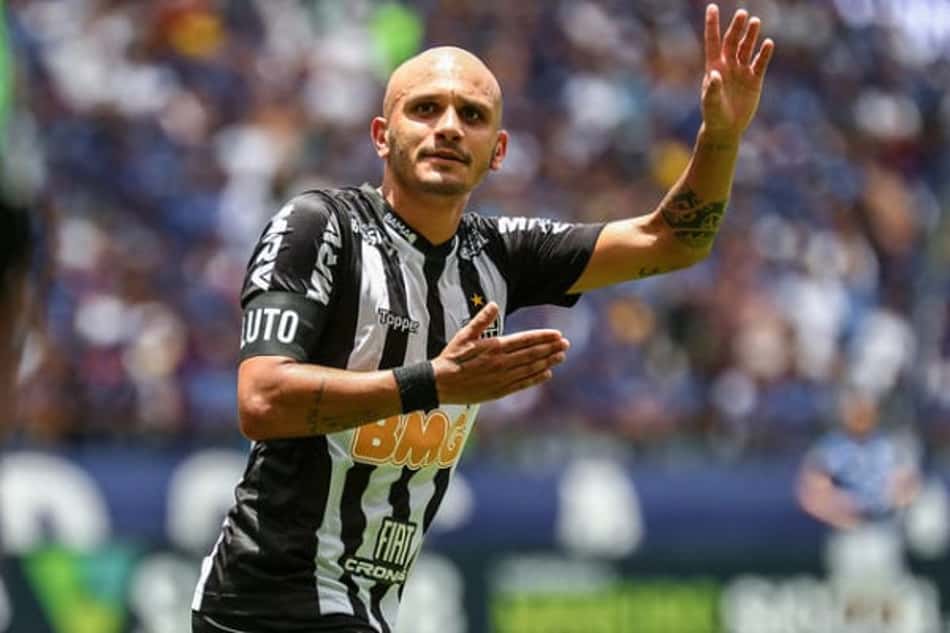 Fábio Santos será importante diante do Defensor-URU pela experiência em campo e na Libertadores, do qual foi campeão em 2012