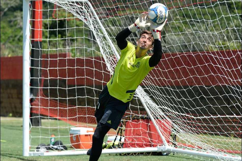 César testa positivo para Covid-19, é afastado e vira baixa no Flamengo